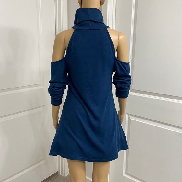 Abi Ferrin Cold Shoulder Long Sleeve Swing Silhouette Tunic Top. Blue. Small. - Picture 4 of 10